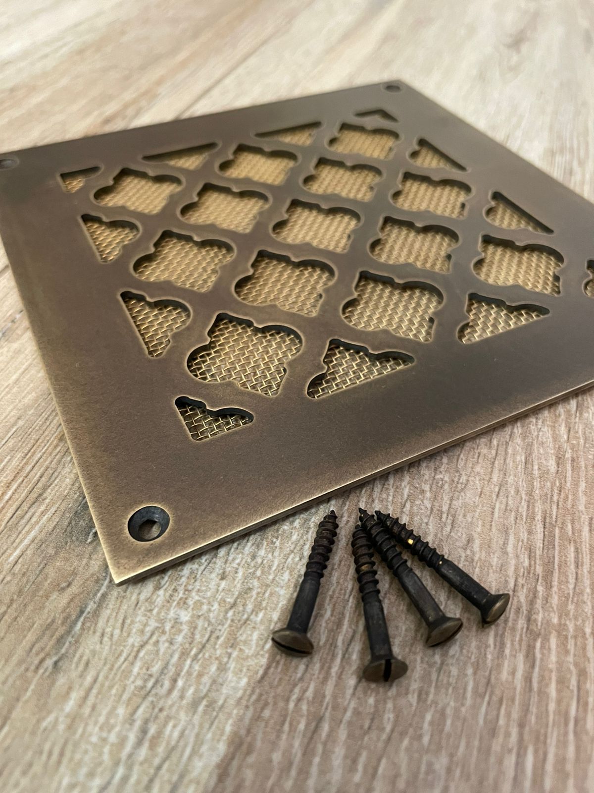 Вентиляционная решетка латунная шлифованная с патиной LR 350 150х150